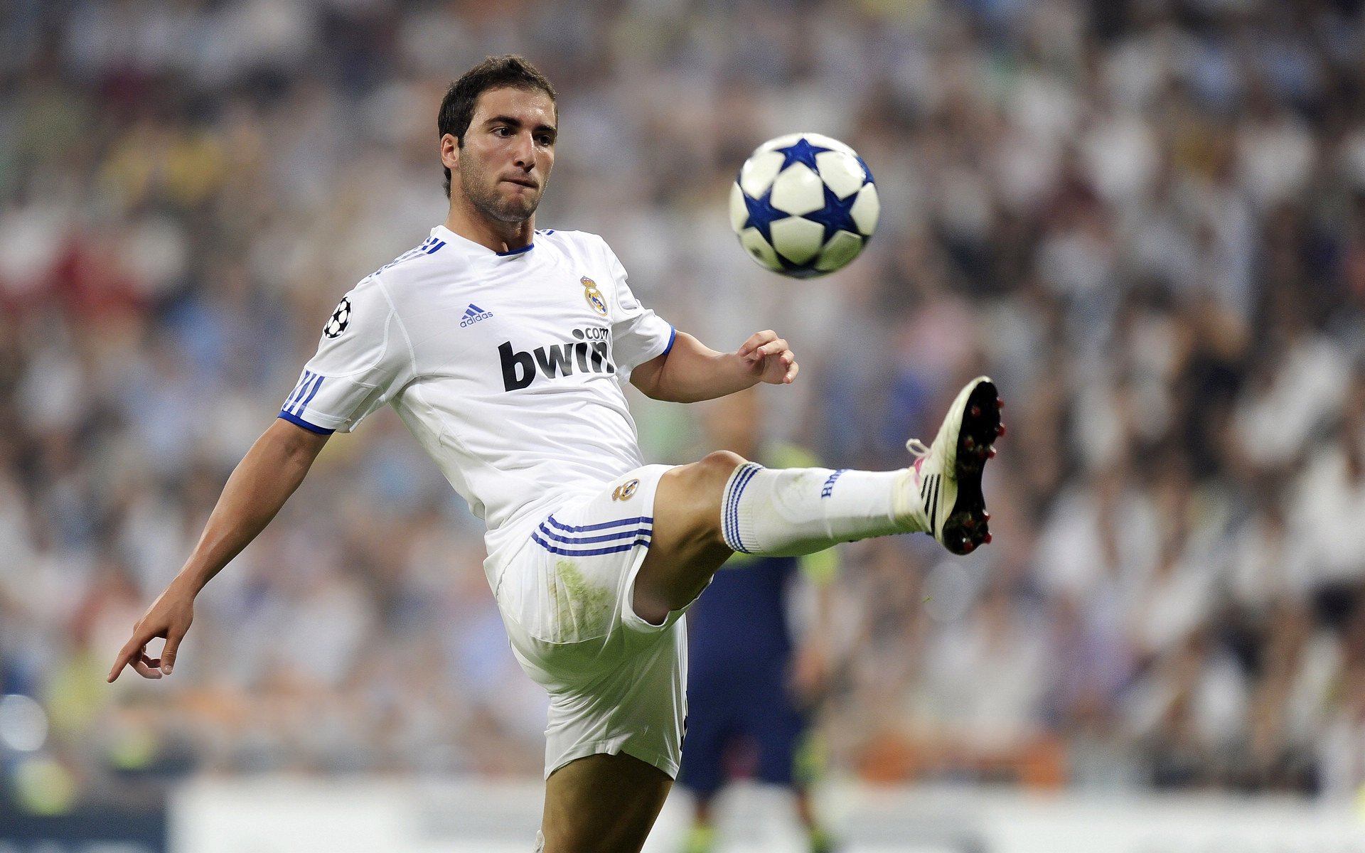 世界扁带(Slackline)锦标赛 高空自由式难度再升级 室外观众屏住呼吸